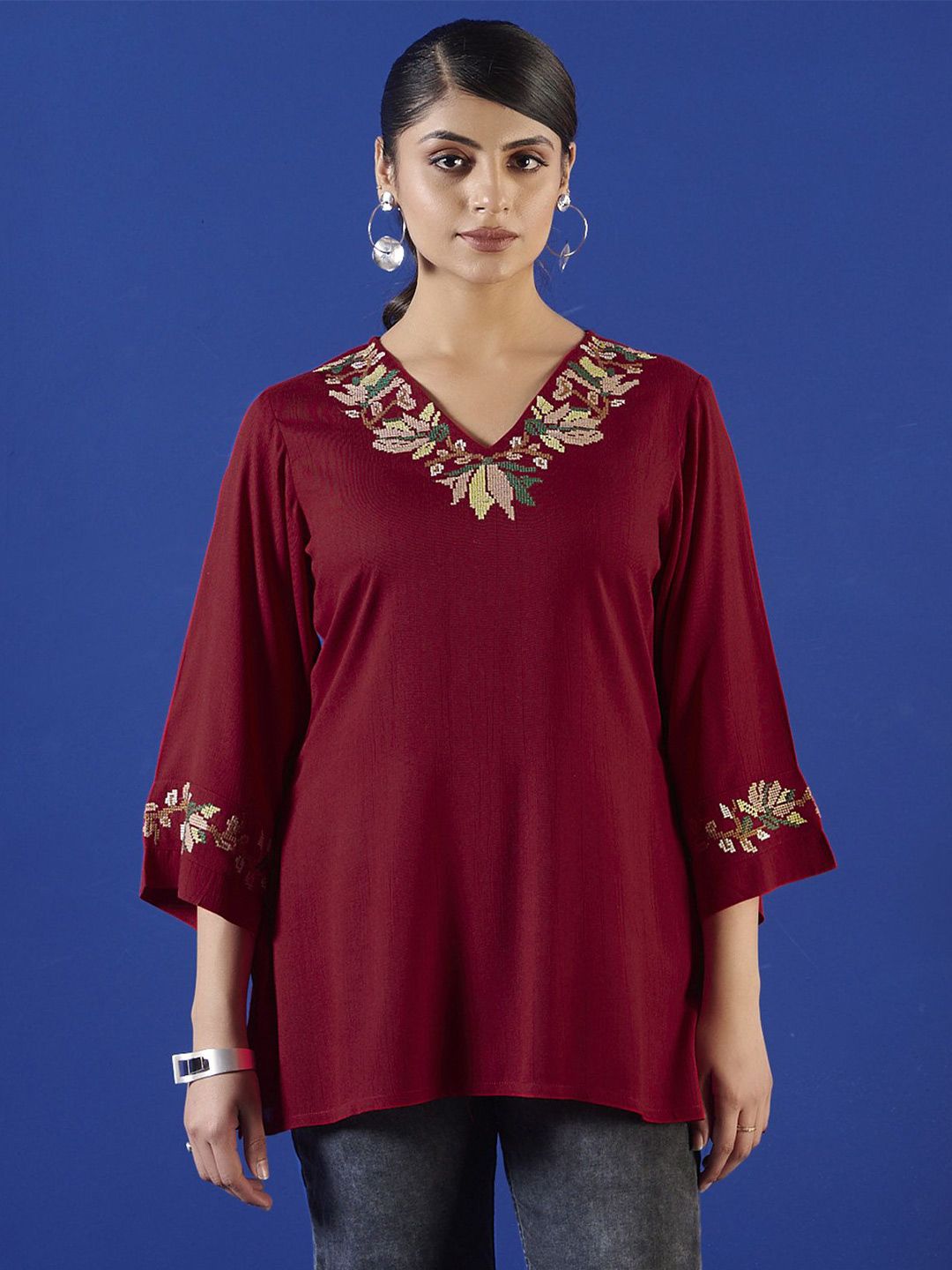 Anouk Women Ethnic Motifs Thread Work V-Neck Kurti