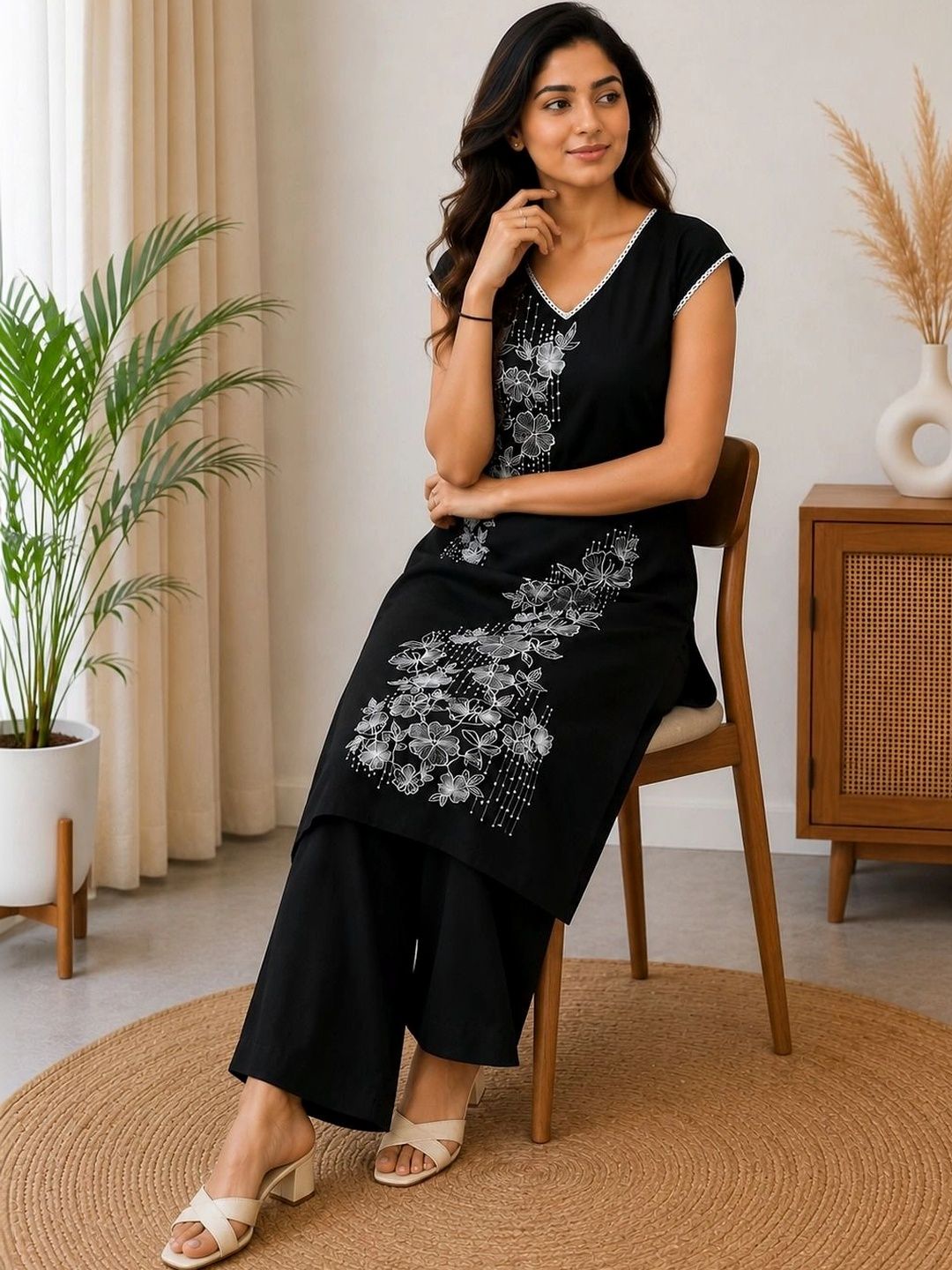 Moda Rapido Women Floral Embroidered Regular Thread Work Kurta with Palazzos