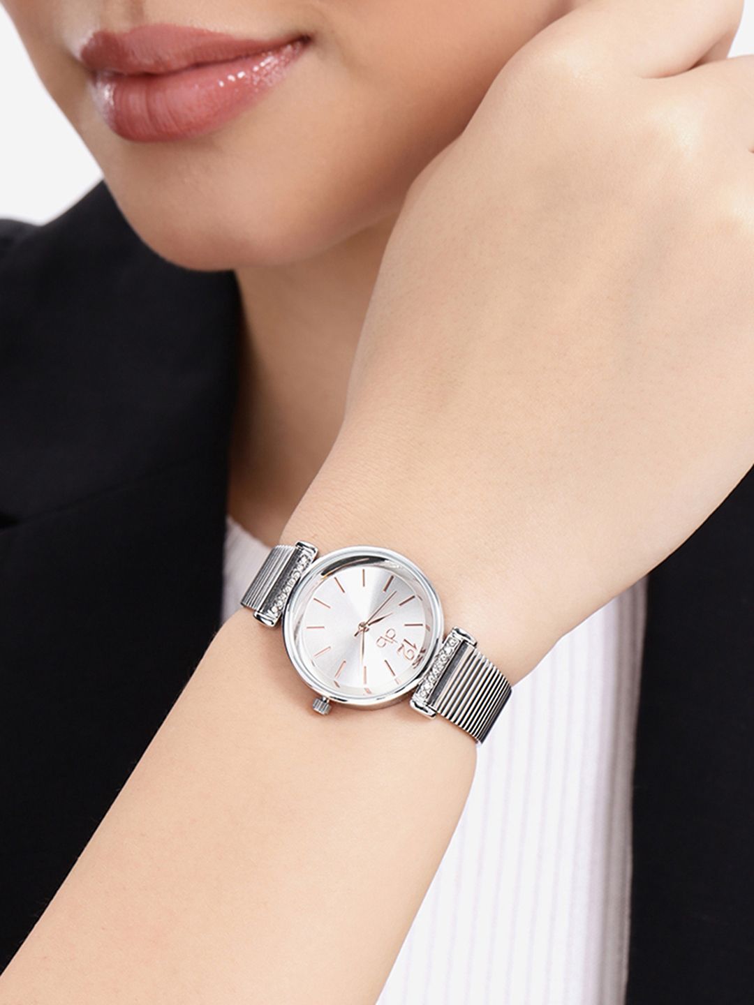 DressBerry Women Stainless Steel Dial & Embellished Straps Analogue Watch UT-A8647-SLR-DB