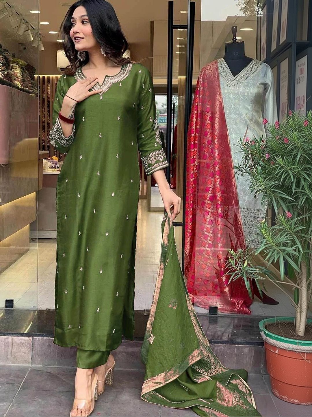 SACi Women Ethnic Motifs Embroidered Regular Thread Work Kurta with Trousers & With Dupatta