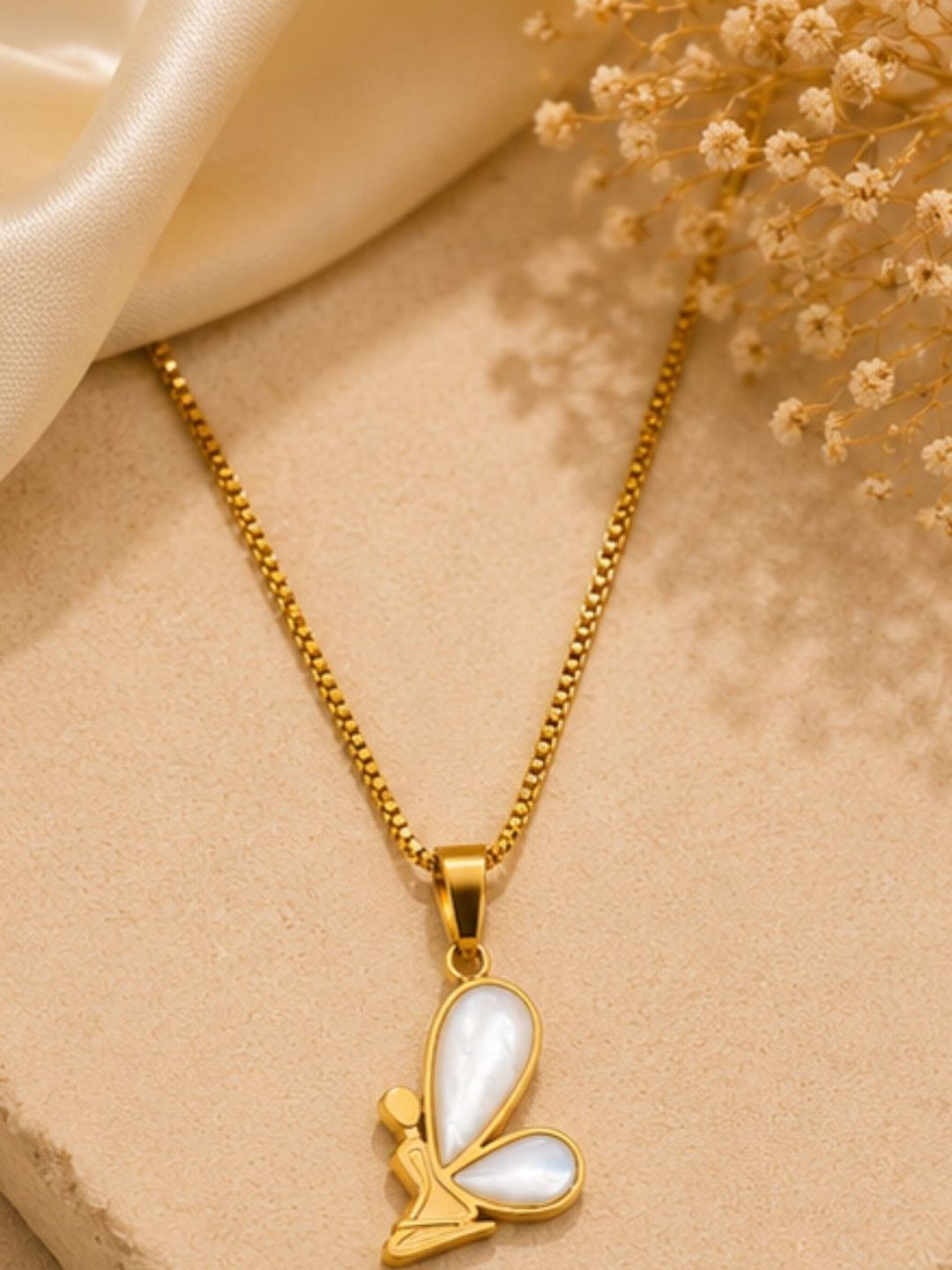 DIVING SWAN Women 18K Thick Gold Plated Noor Winged Shell Charm Necklace