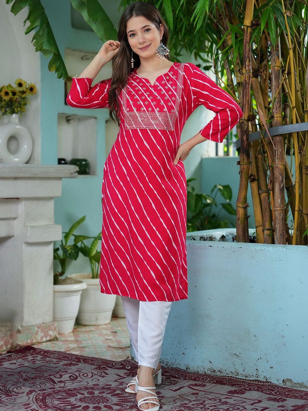 KKOUTFITS Women Geometric Thread Work Kurta