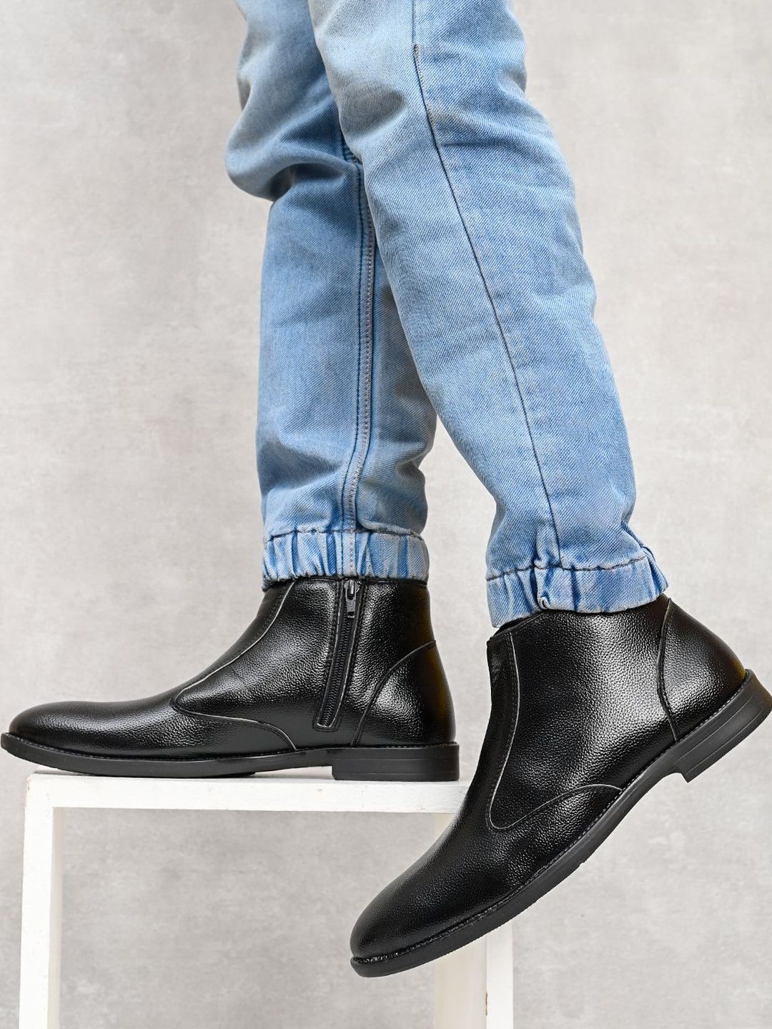 ARIWA Men Textured Casual Regular Boots