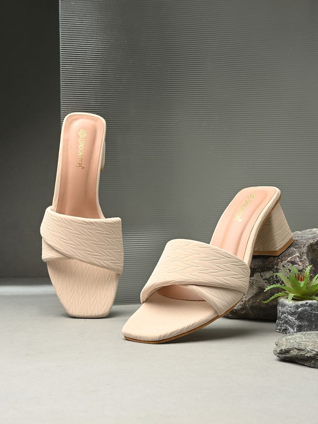 LONDON STEPS Women Textured Open Toe Flats