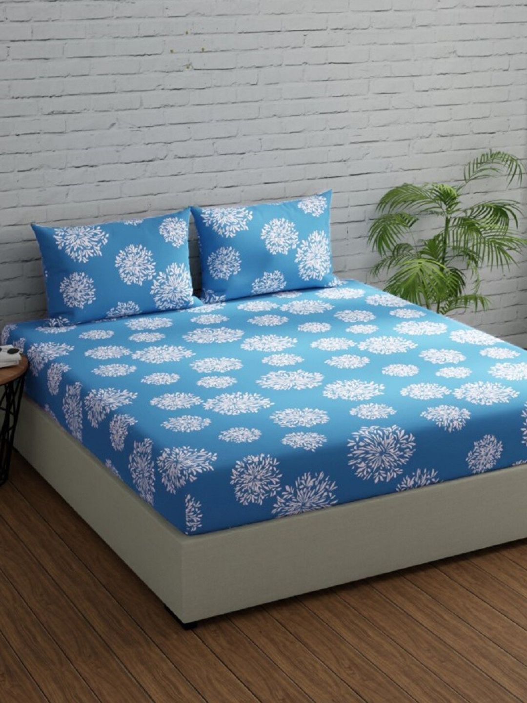 Huesland Comfort Blue & White Printed 144 TC Cotton Queen Bedsheet & 2 Pillow Covers