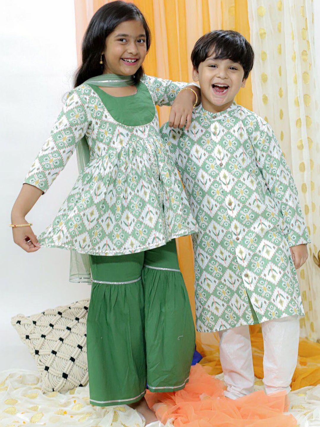 VASTRAMAY Girls Green Patola Kurta & Pant Set