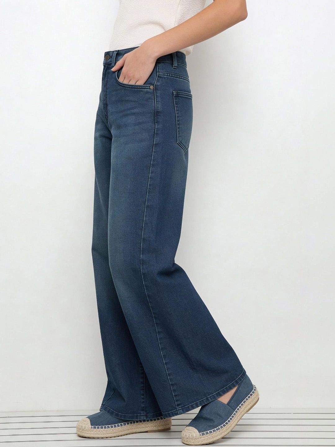 High-Rise Light Fade Cotton Stretchable Jeans 5