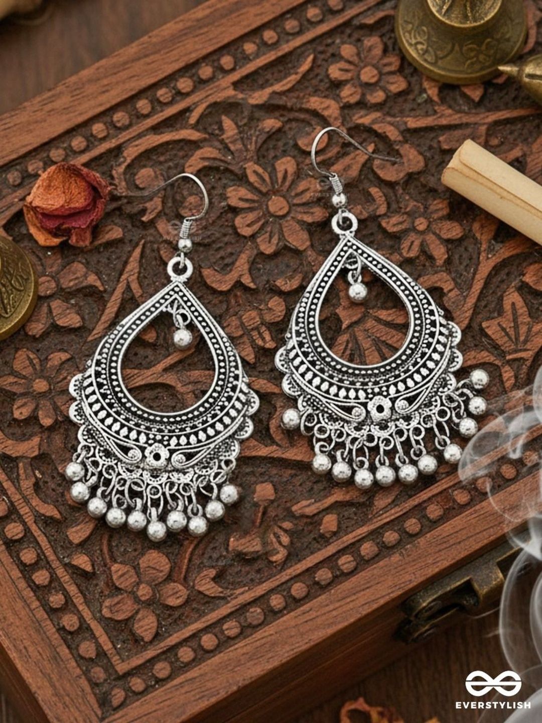 EVERSTYLISH Classic Drop Earrings