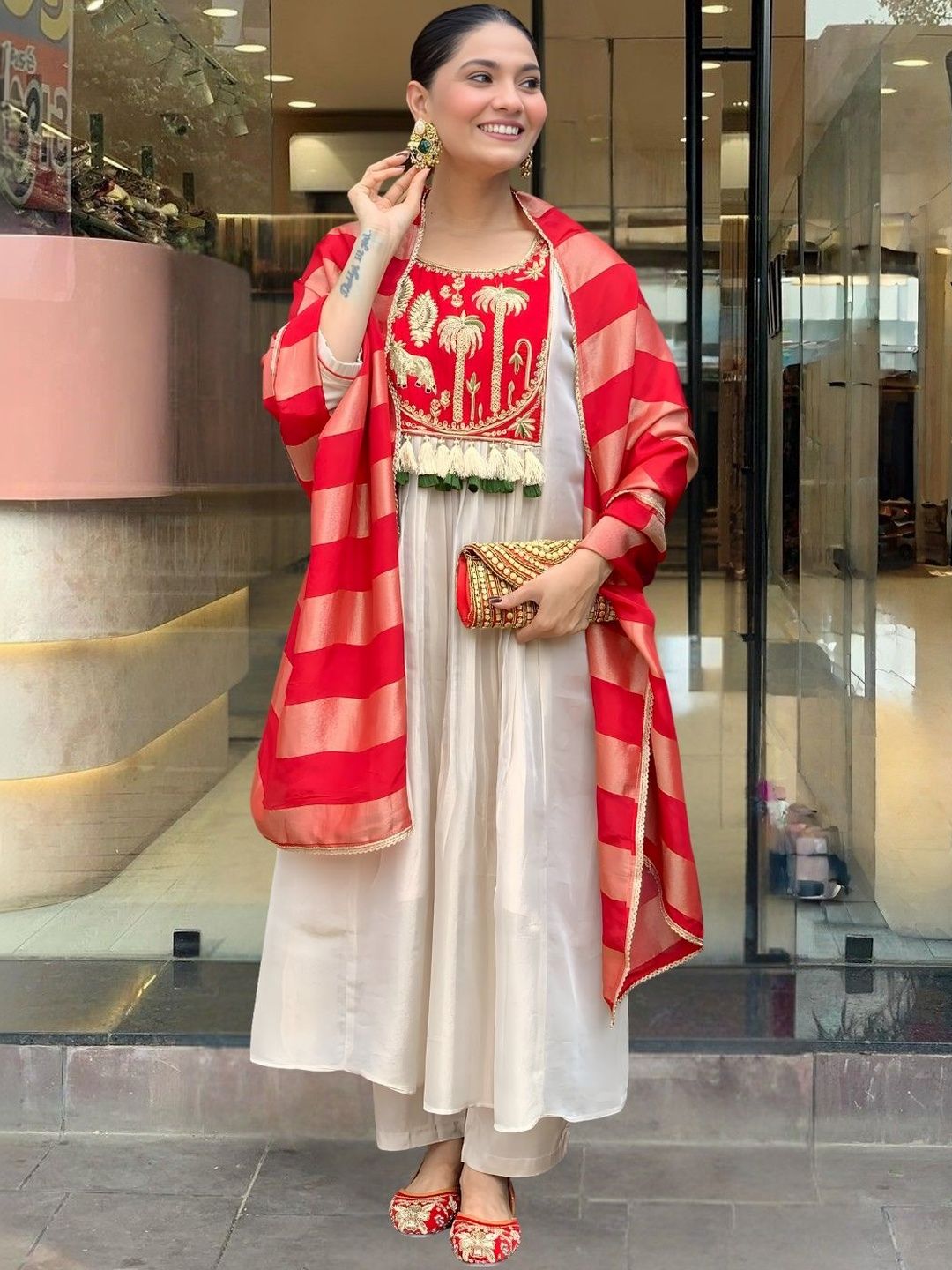 Vaidehi Fashion Women Ethnic Motifs Embroidered Regular Thread Work Kurta with Trousers & With Dupatta