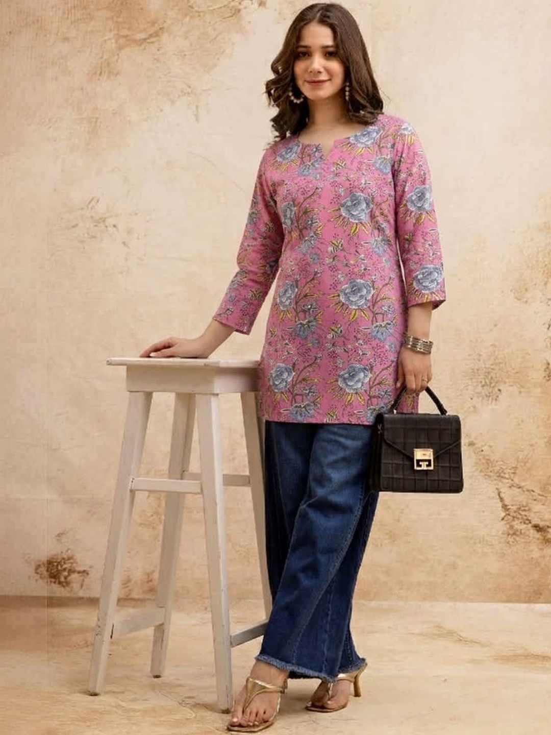 HARAYE Floral Printed V-Neck Pure Cotton Kurti