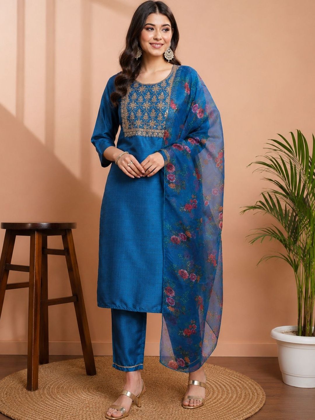 VredeVogel Women Floral Embroidered Regular Sequinned Kurta with Trousers & With Dupatta