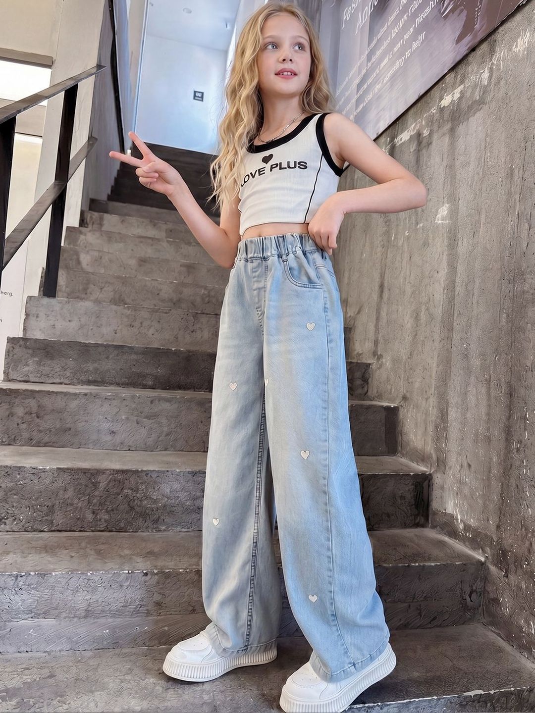 Girls Mid-Rise Light Fade Embroidered Jeans