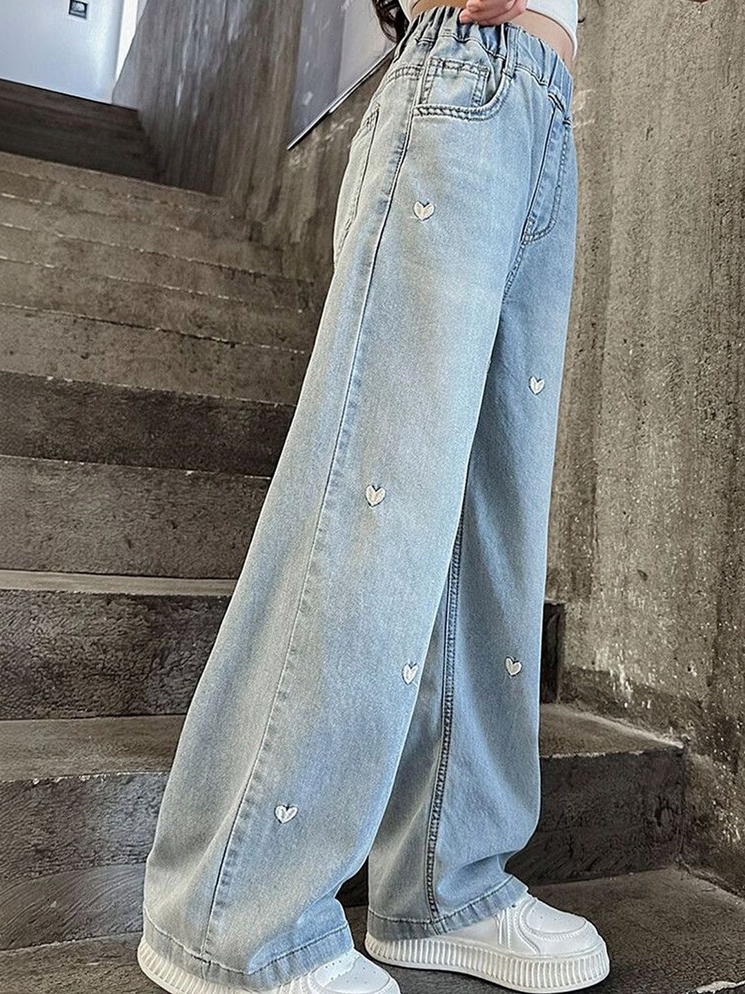 Girls Mid-Rise Light Fade Embroidered Jeans 4