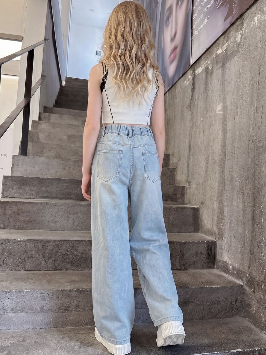 Girls Mid-Rise Light Fade Embroidered Jeans 2