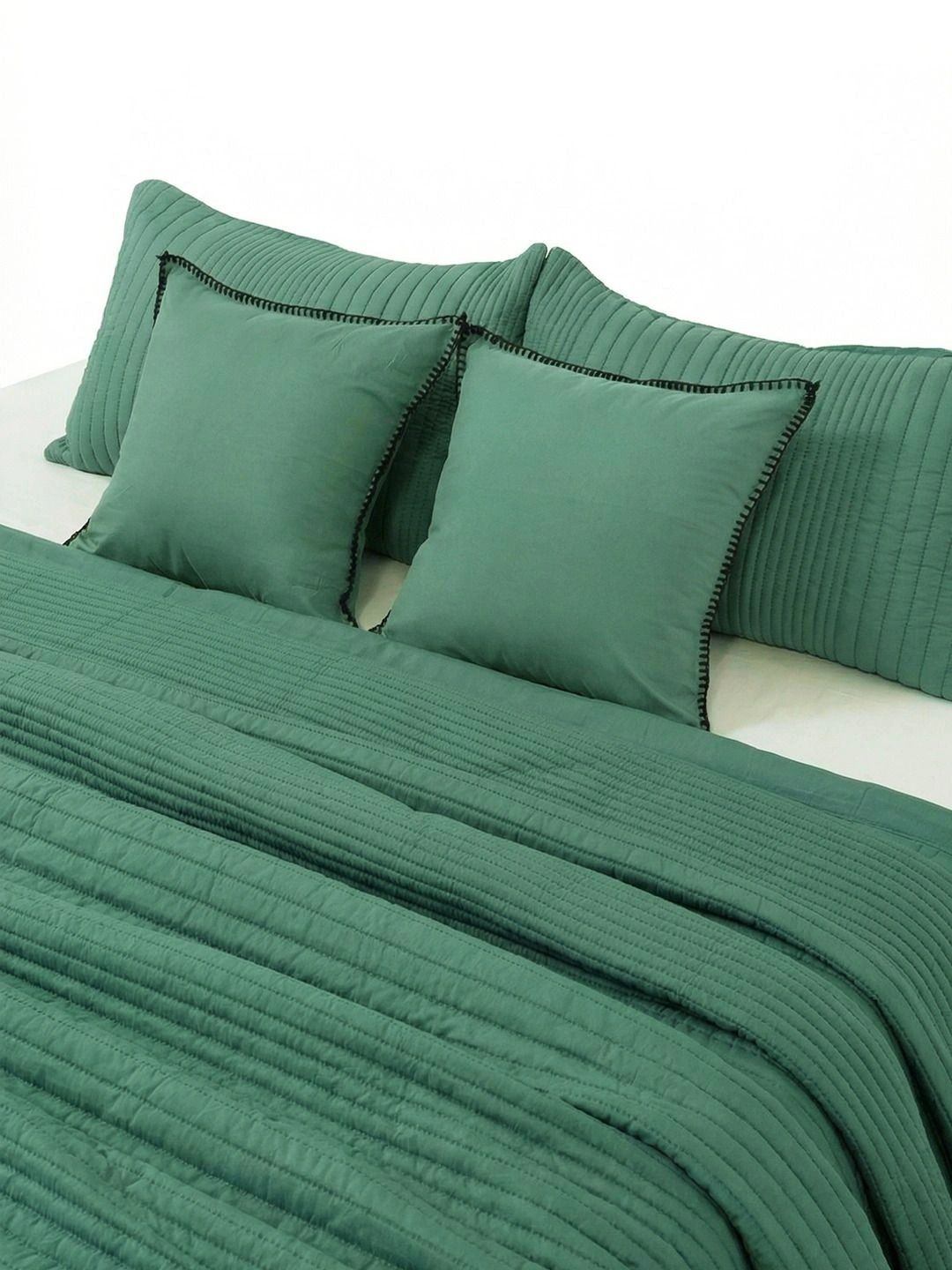 Zarf Green  AC Room 400 GSM Double Bed Comforter With 2 Pillow & 2 Cushion Covers