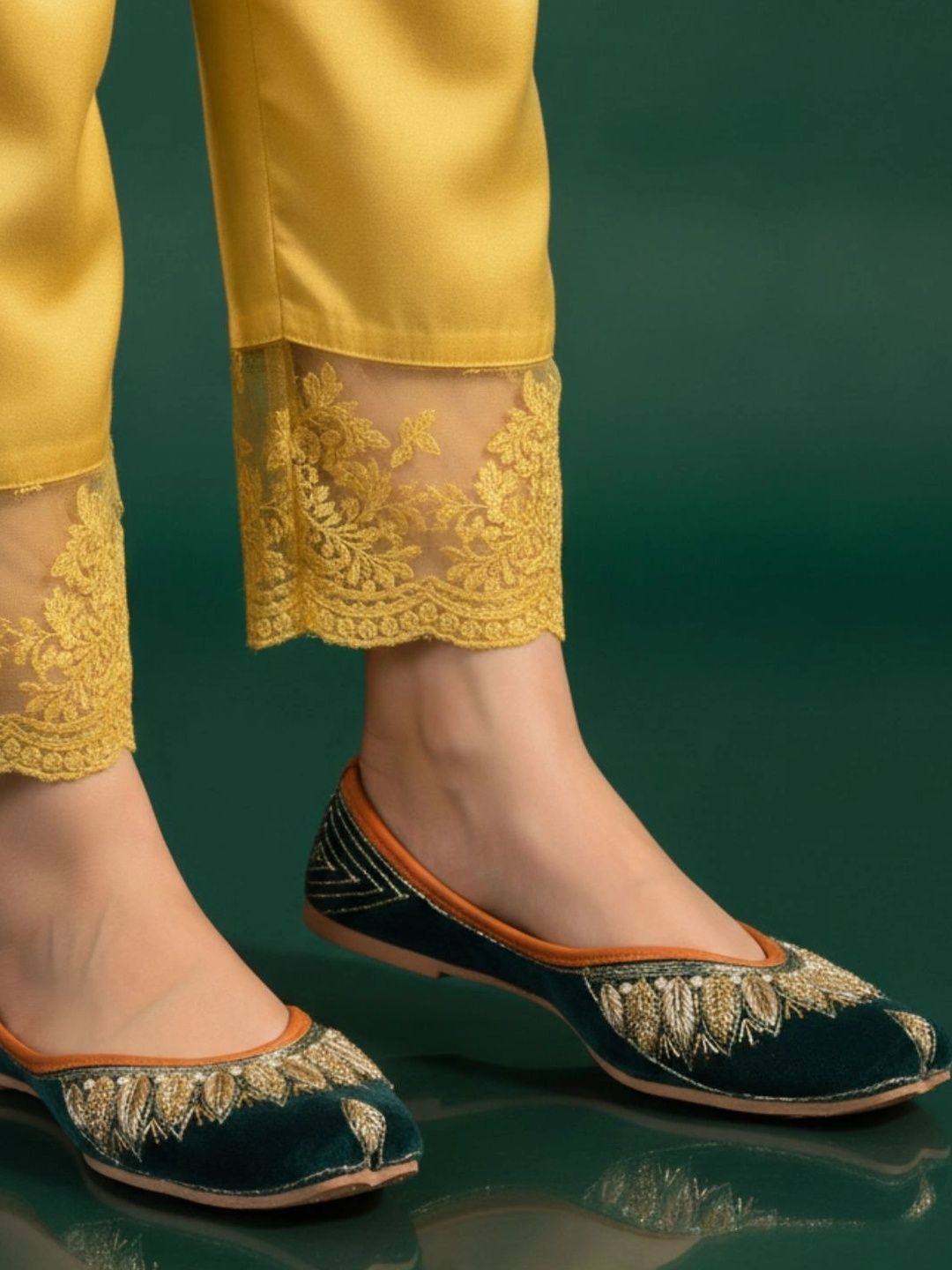 DESI COLOUR Women Green Ethnic Mojaris Flats