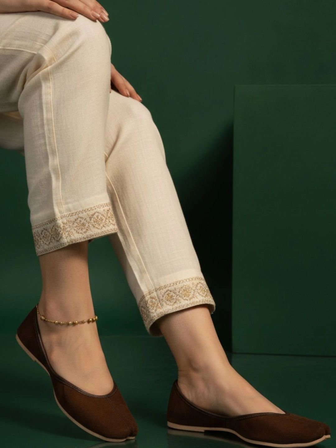 DESI COLOUR Women Ethnic Mojaris Flats