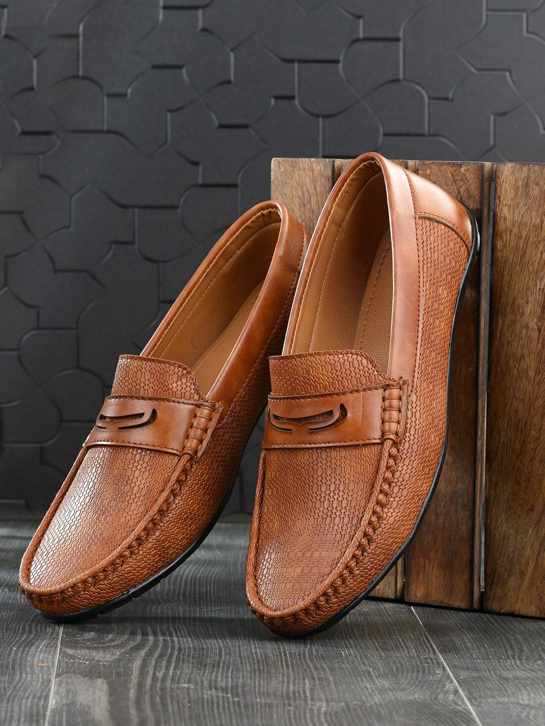 INVICTUS Men Tan Perforations Loafers