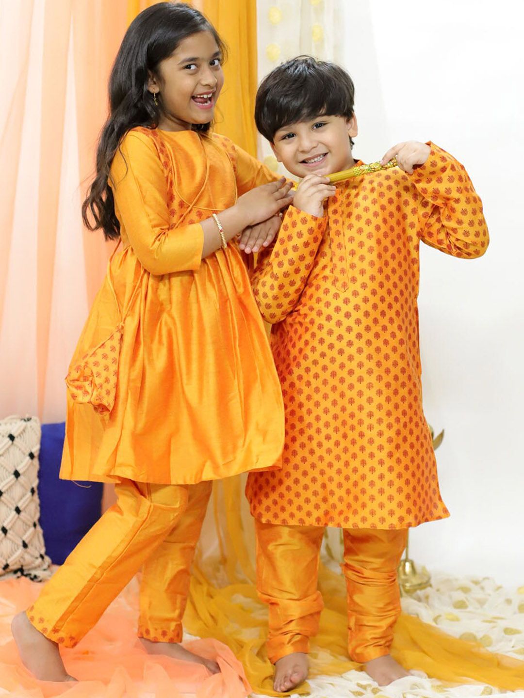 VASTRAMAY Girls Ethnic Motifs Printed Round Neck Pleated Kurta & Trousers With Potli Bag
