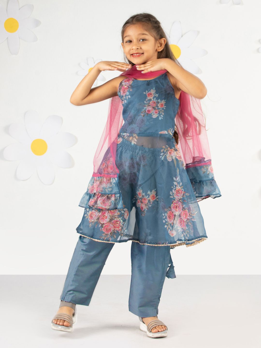 VASTRAMAY Girls Floral Printed Regular Anarkali Gotta Patti Kurta & Pyjamas With Dupatta