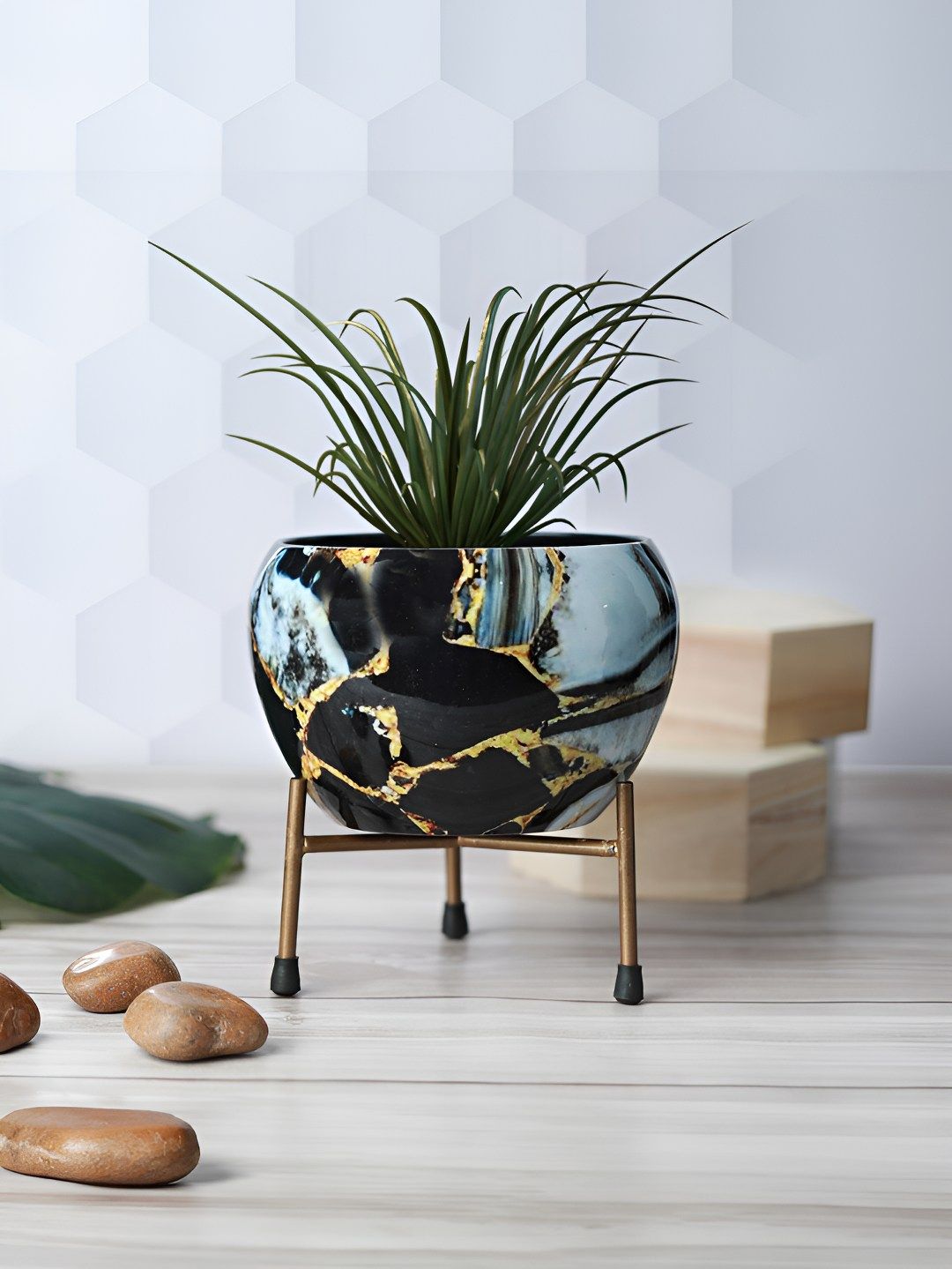 Homspurts Black & Gold Toned Resilient Metal Apple Bowl Planter With Stand