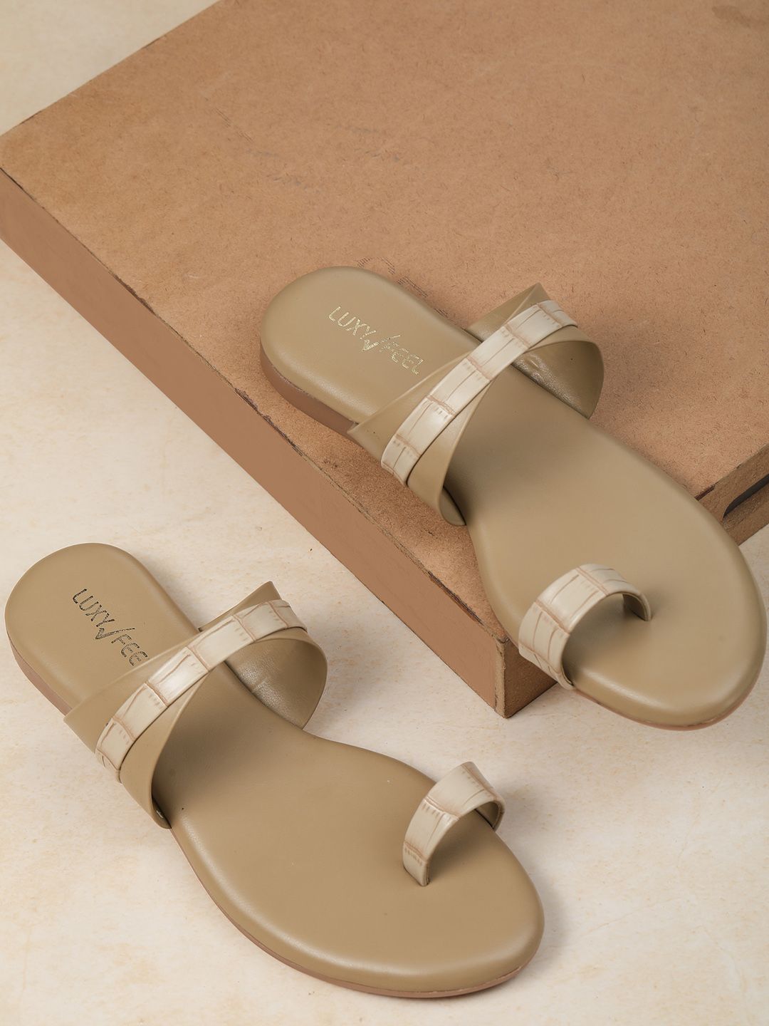 Luxyfeel Textured One Toe Flats