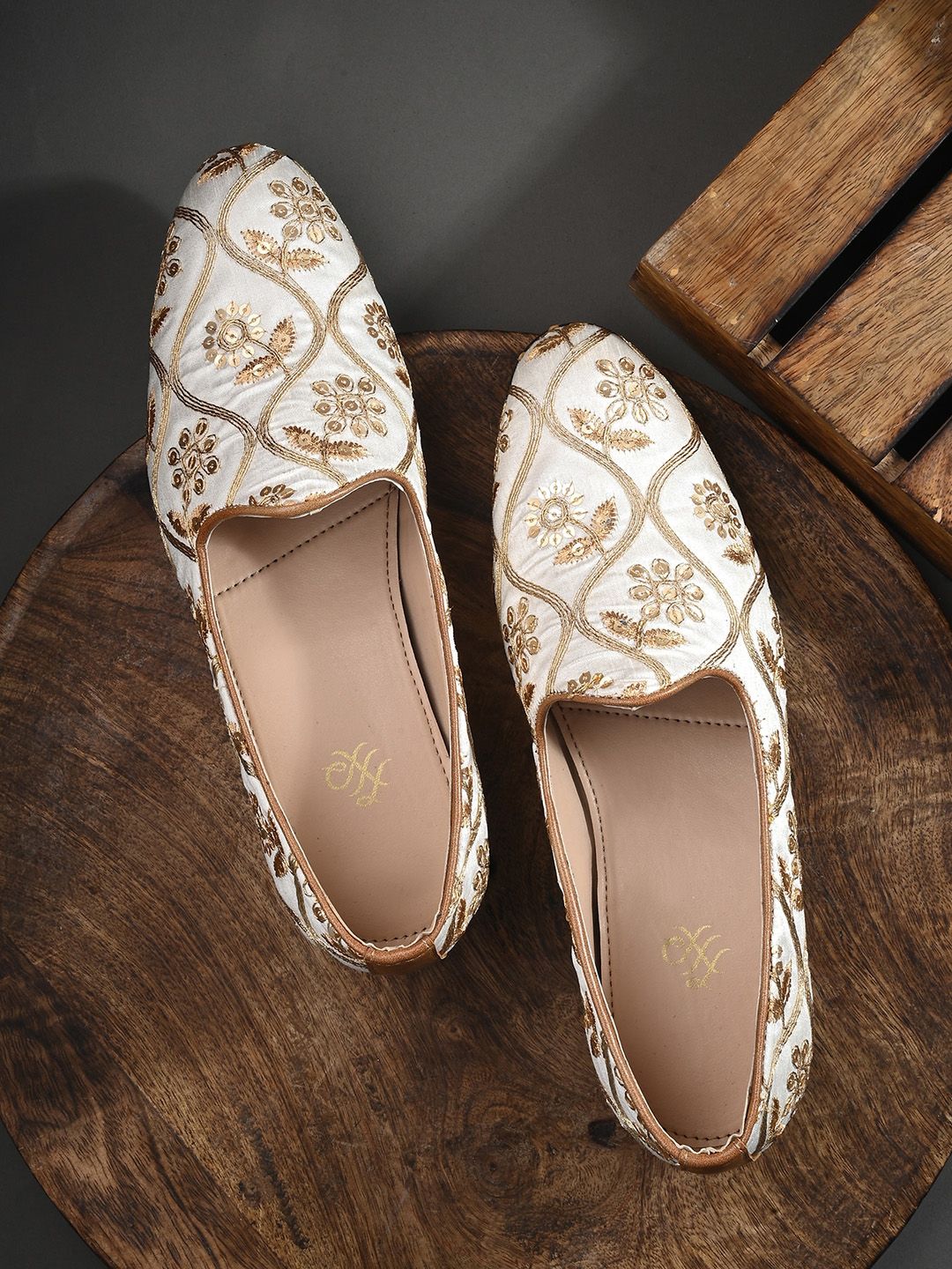 House of Pataudi Men Ethnic Embroidered Lightweight Mojaris