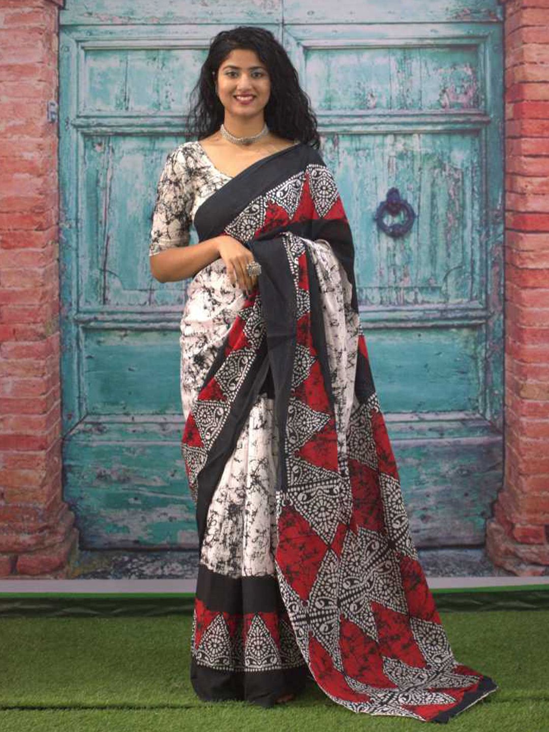 NIKHILAM Abstract Printed Mulmul Cotton Block Print Saree