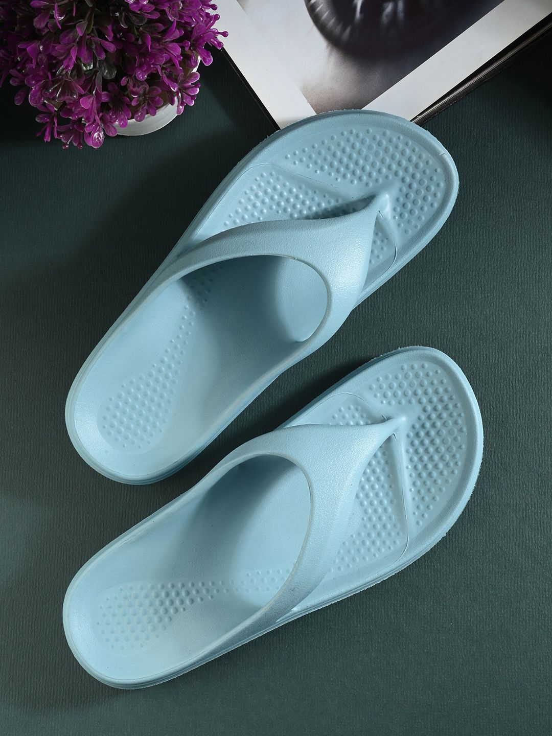 Layasa Women Textured Lightweight Thong Flip-Flops