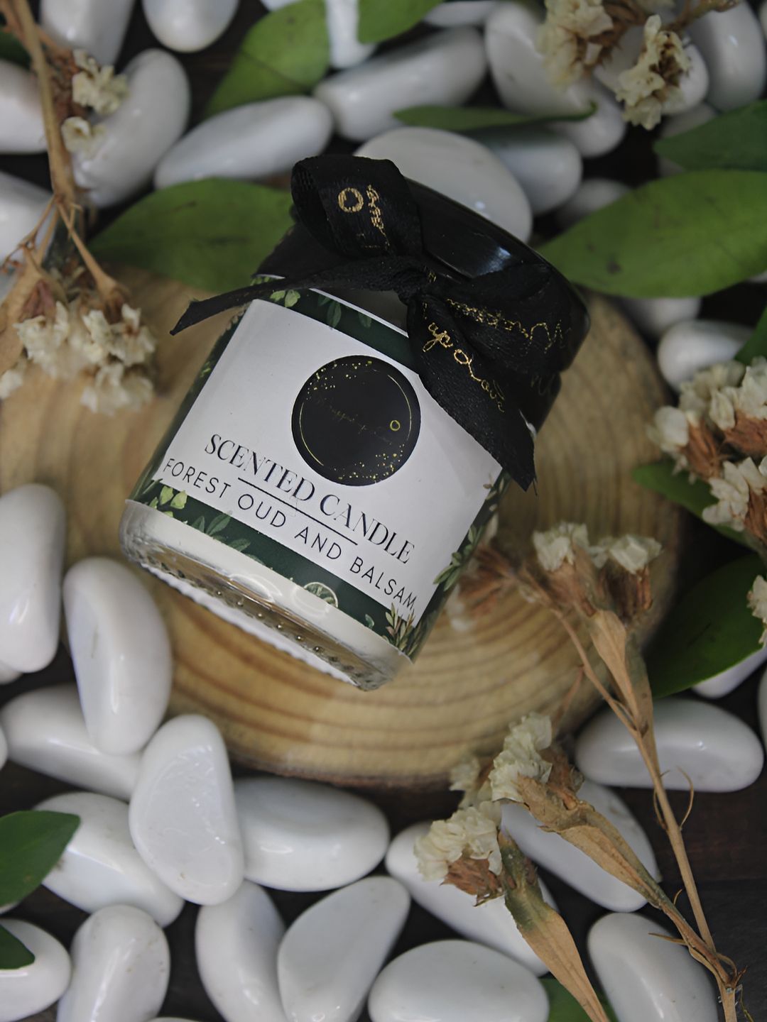 Wrapped up Love White Foresh Oudh and Balsam Forest Oud and Balsam Solid Jar Candles