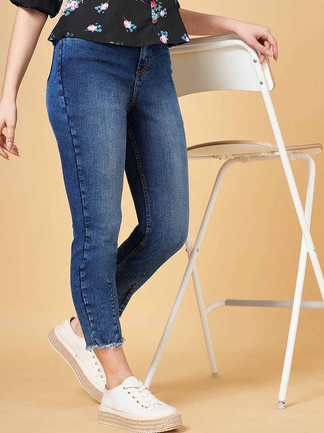 YU by Pantaloons Women Relaxed Fit Light Fade Stretchable Cropped Jeans