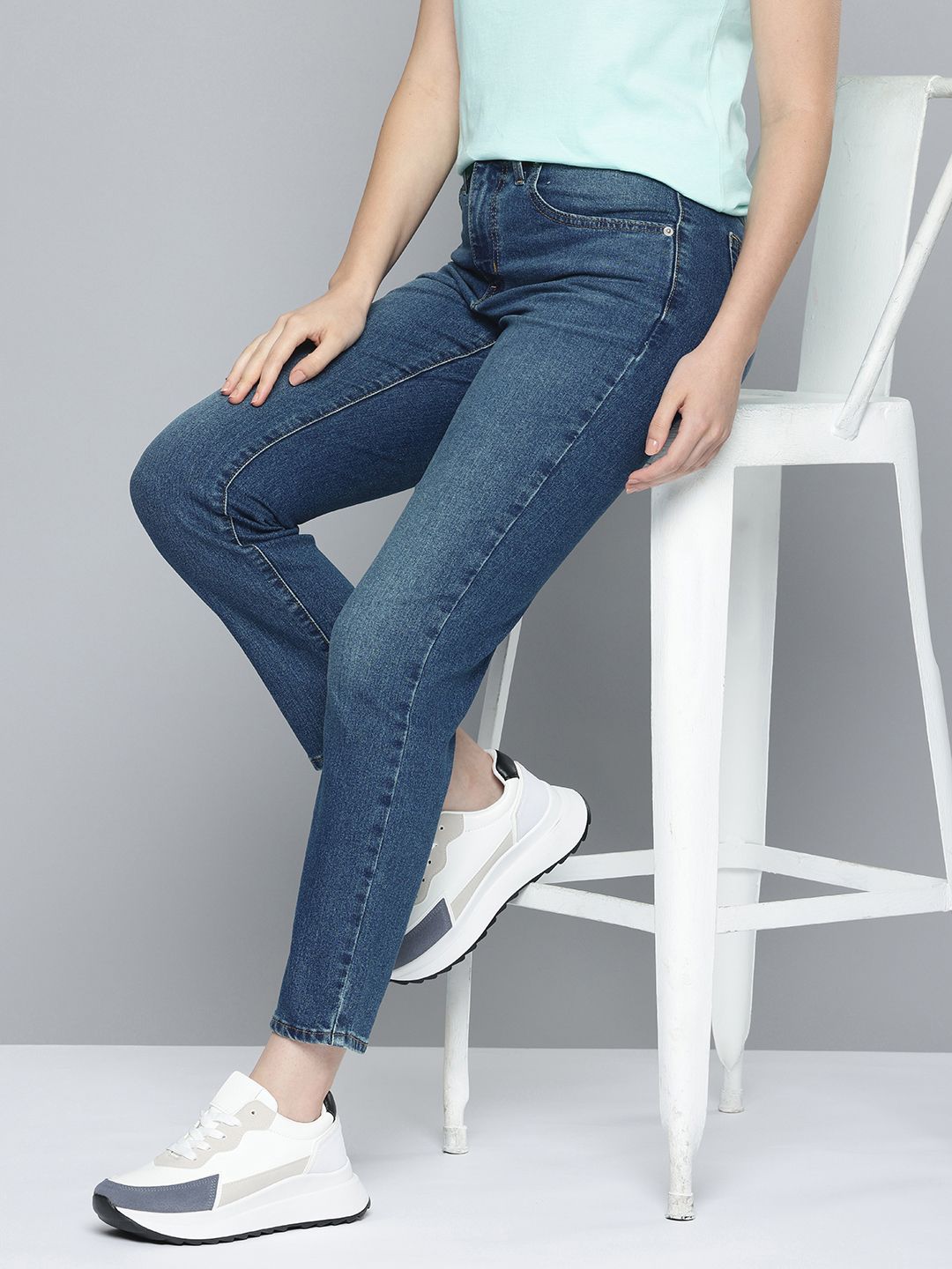 Levis Women's 724 Blue Slim Straight Fit High Rise Jeans