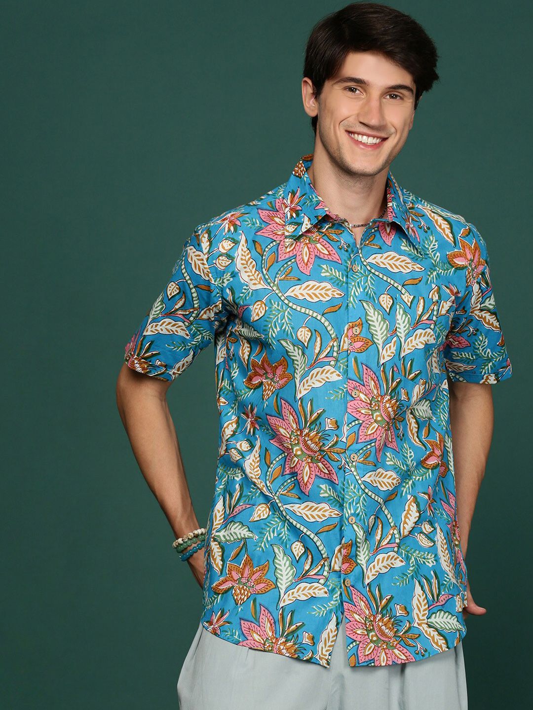 Sangria Modern Spread Collar Short Sleeves Printed Regular Fit Pure Cotton Casual Shirt