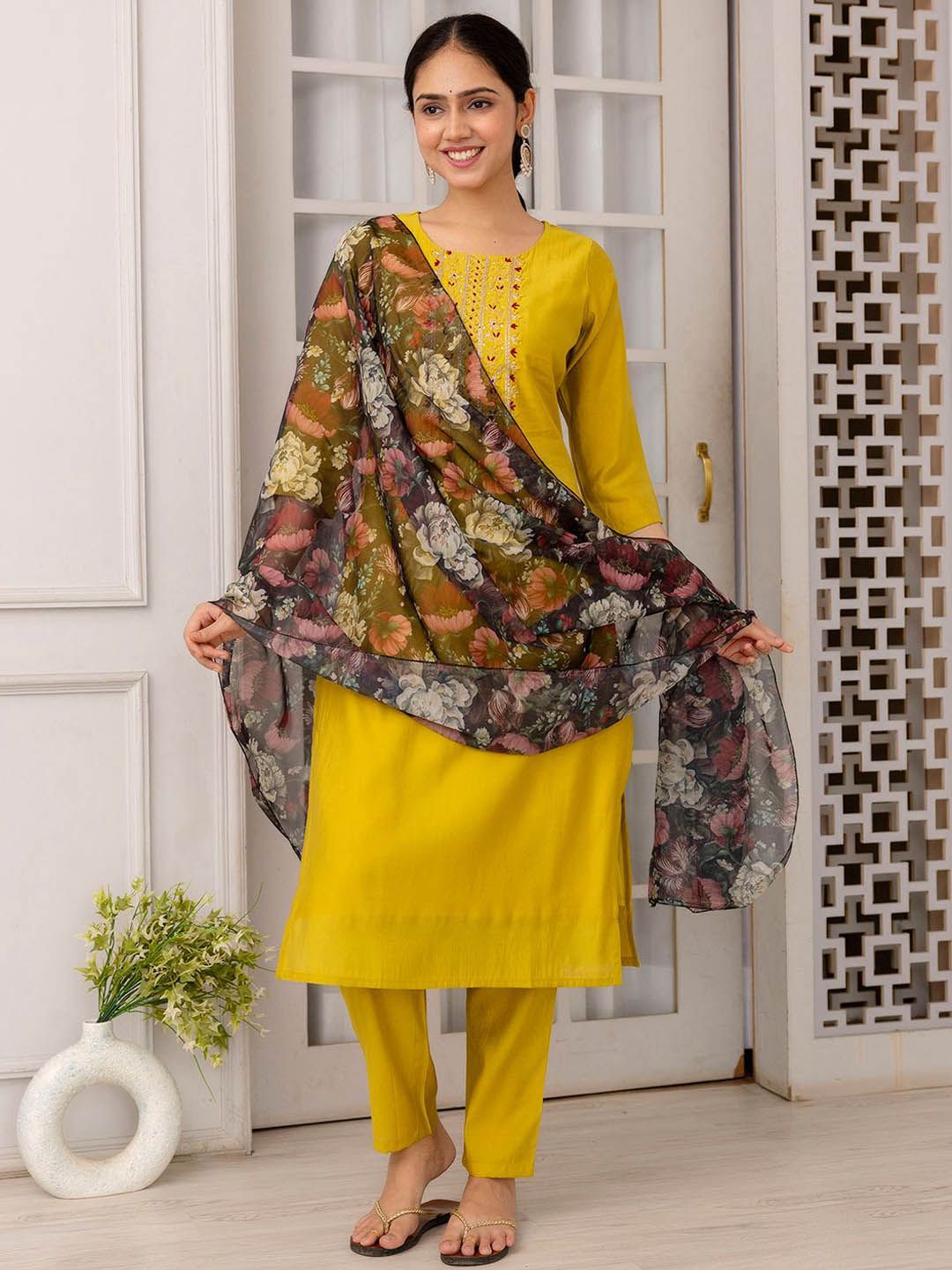 Royal Export Floral Embroidered Regular Kurta with Trousers & Dupatta