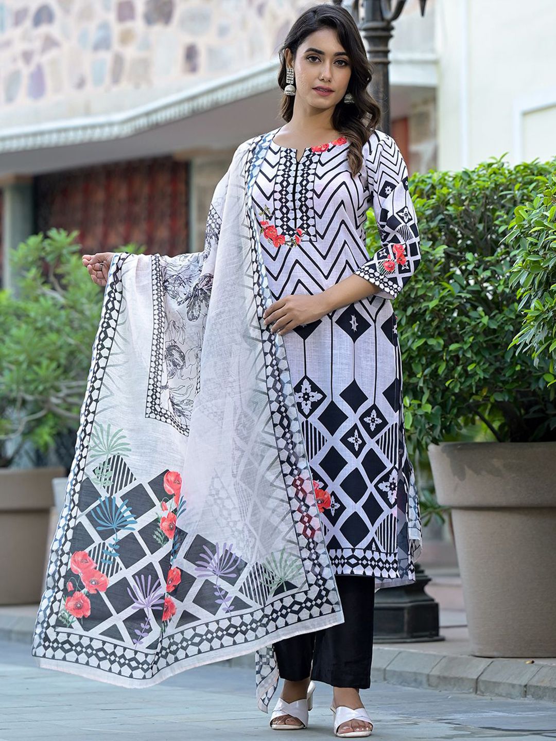 Varanga Geometric Printed Straight Kurta With Trousers & Dupatta