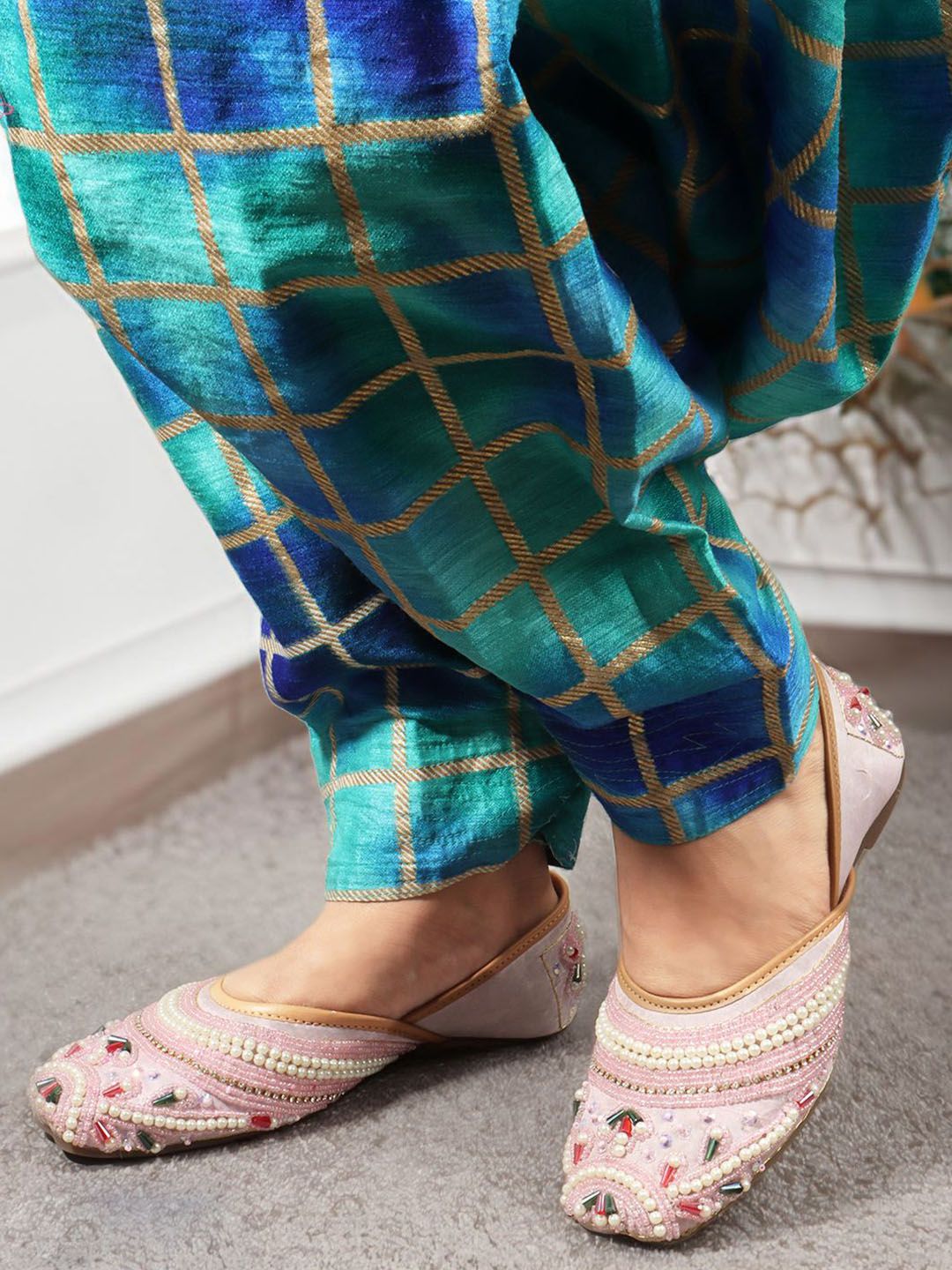 ICONICS Pink Embellished Slip-On Ethnic Women Mojaris
