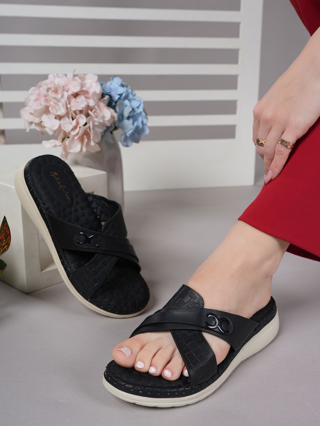 Mast & Harbour Women Textured One Toe Flats