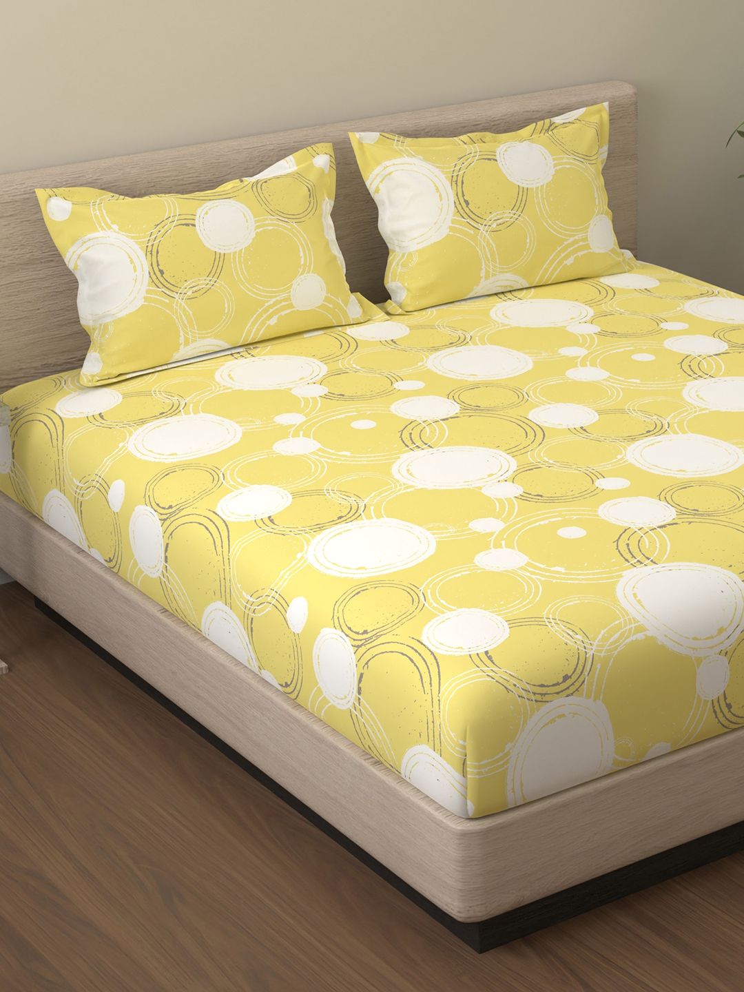 Huesland By Ahmedabad Yellow Geometric Cotton 144 TC Super King Bedsheet with 2 Pillow Covers-108 x 108 inches