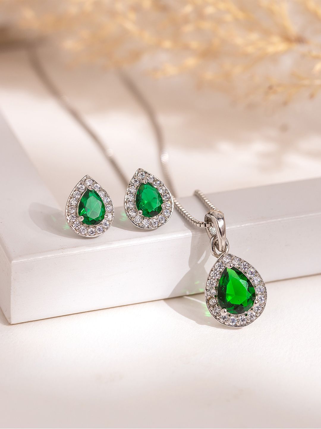 Sparkling Elegance Emerald Glow Pendant Set