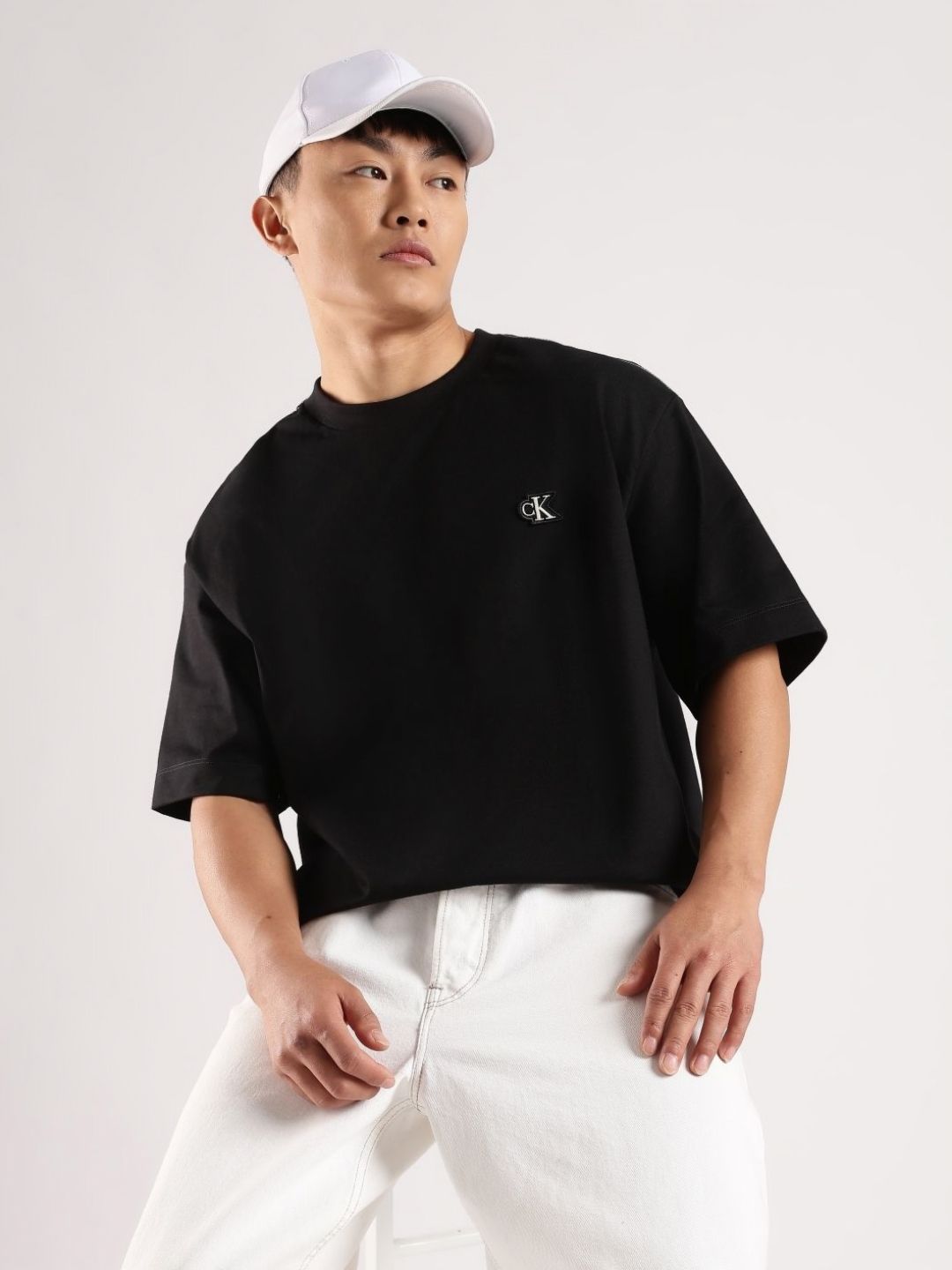 Calvin Klein Jeans Round Neck Drop-Shoulder Sleeves Cotton Applique Relaxed Fit T-shirt