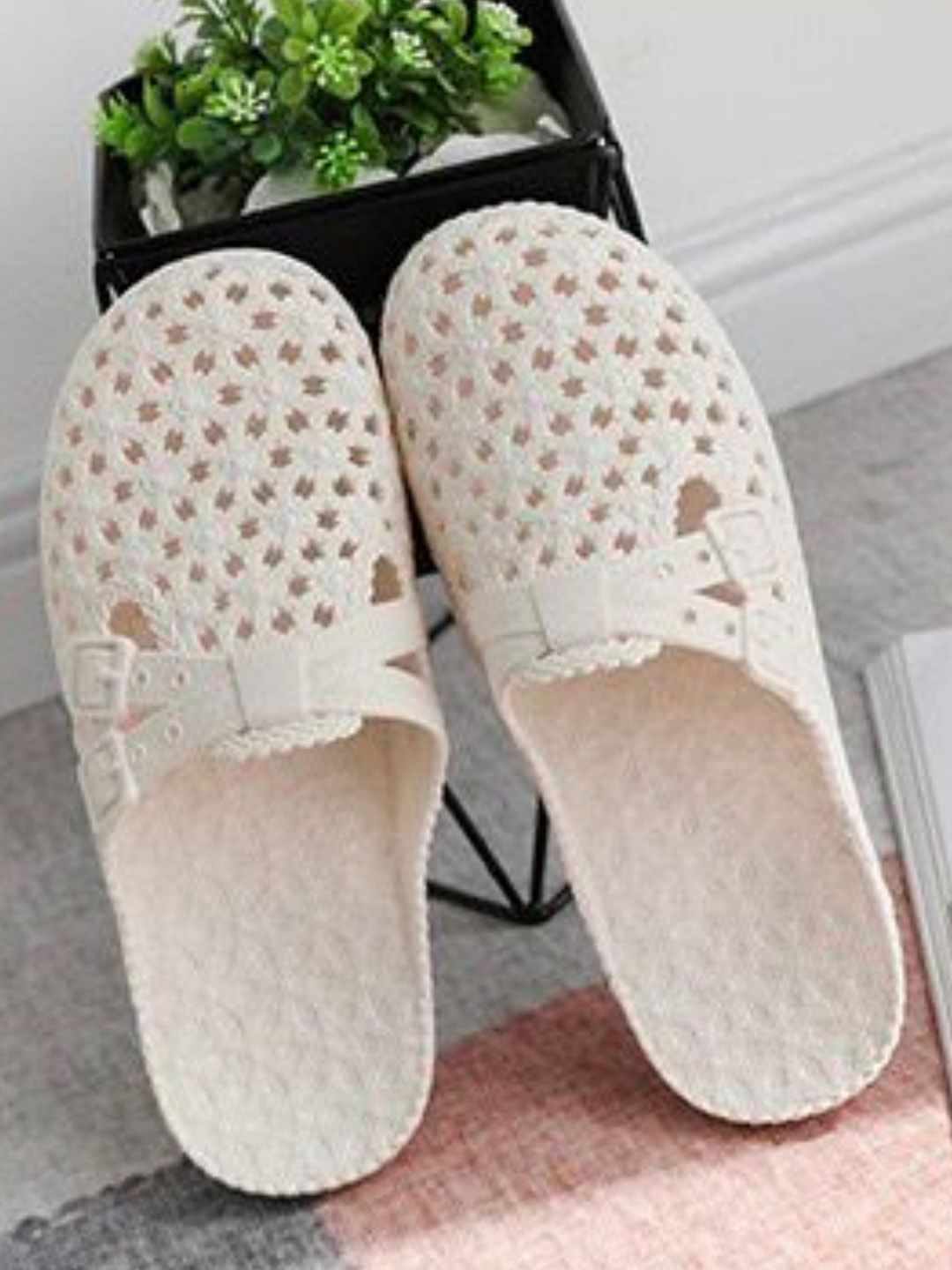 Monoction Woman Textured Slip On Flip Flops