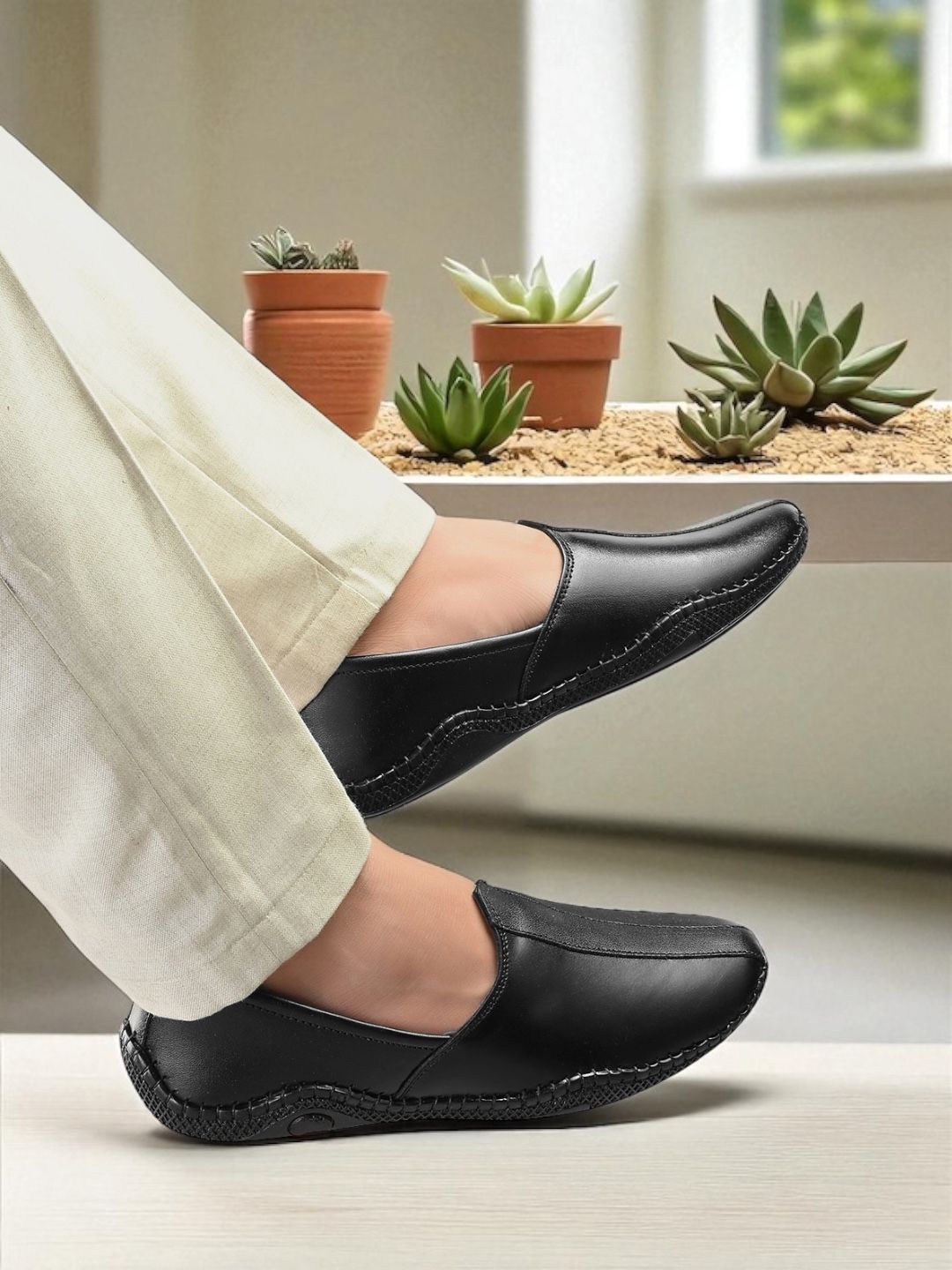 INVICTUS Men Textured Leather Loafers