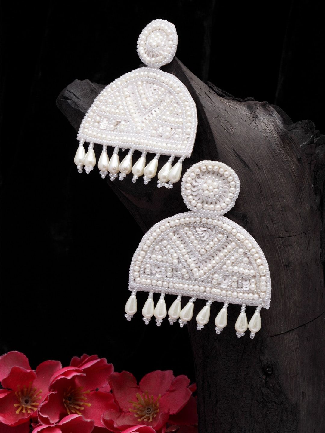 Moedbuille Off White Contemporary Studs Earrings