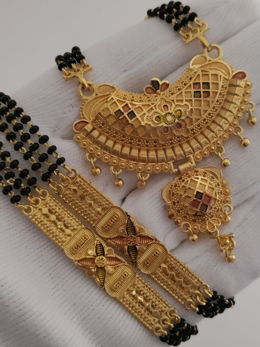 V.K.PAYAL.JEWELLERY Gold-Plated Artificial Beaded Mangalsutra