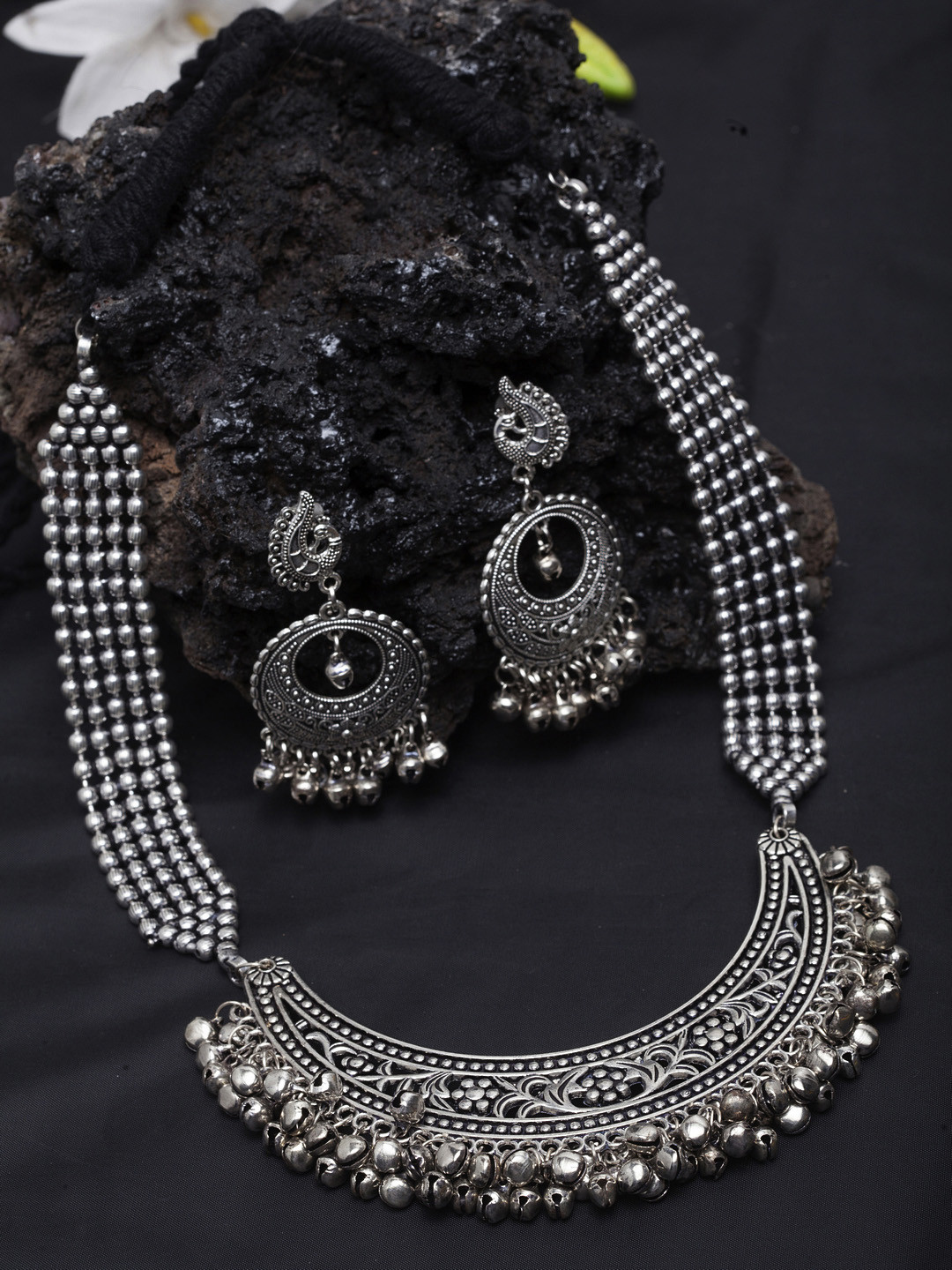 Moedbuille Women Silver-Plated Handcrafted Jewellery Set