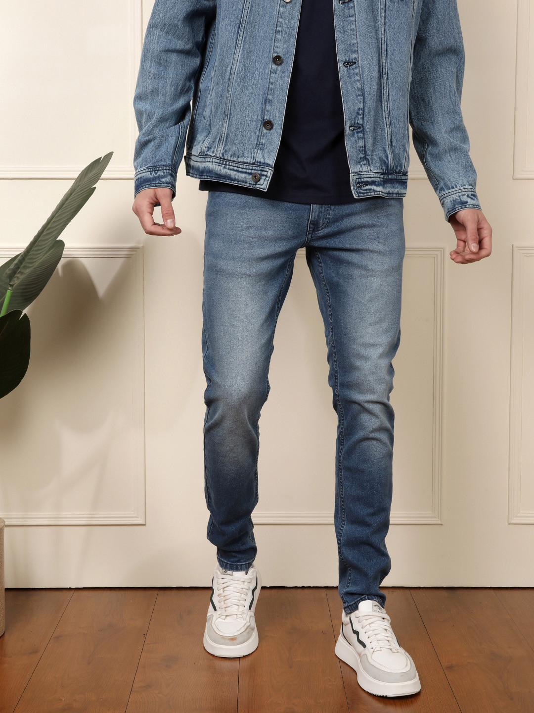 WROGN Men Blue Skinny Fit Mid-Rise Clean Look Stretchable Jeans