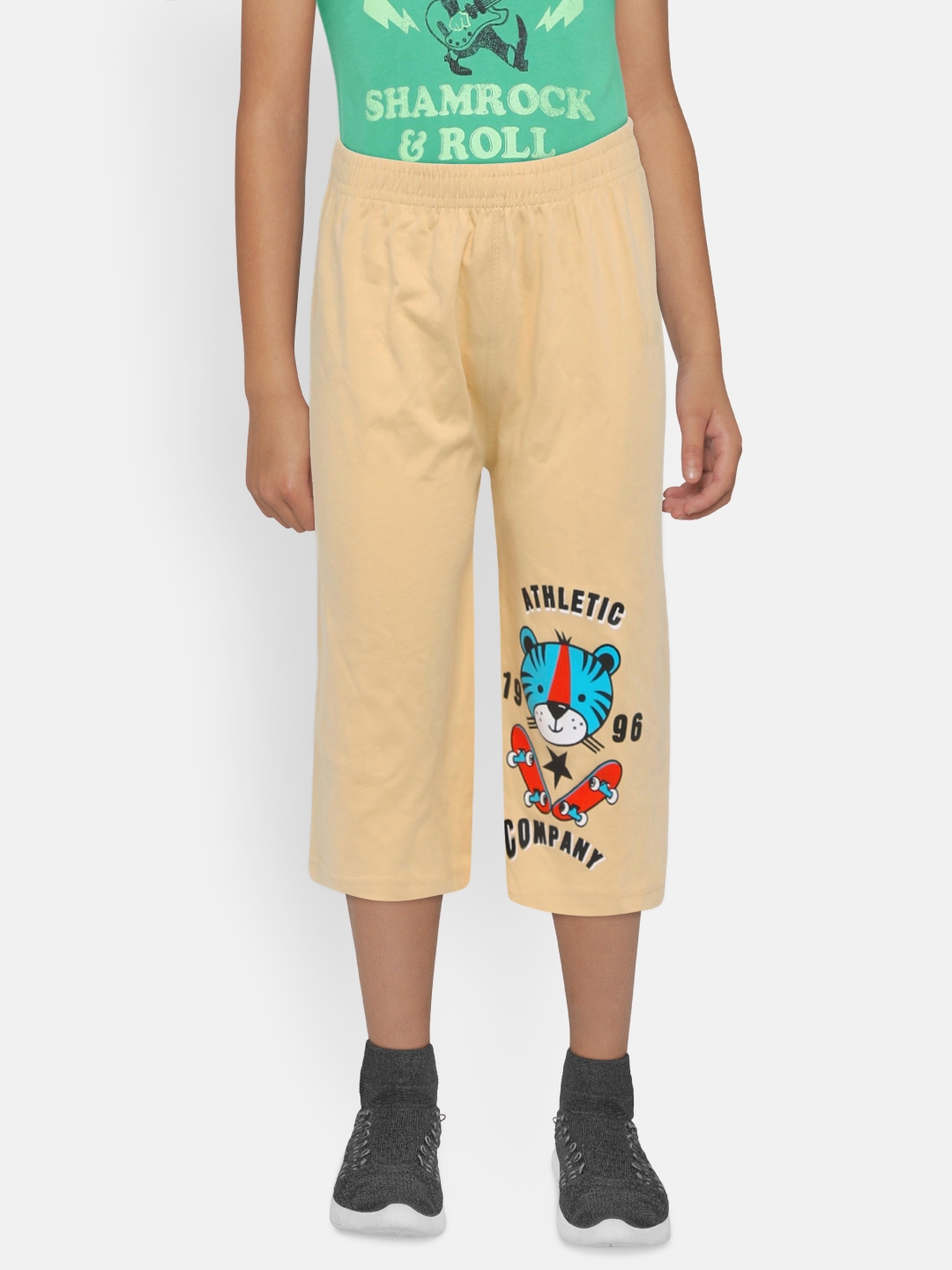 dongli Boys Beige Printed Regular Fit Regular Three Fourth Shorts