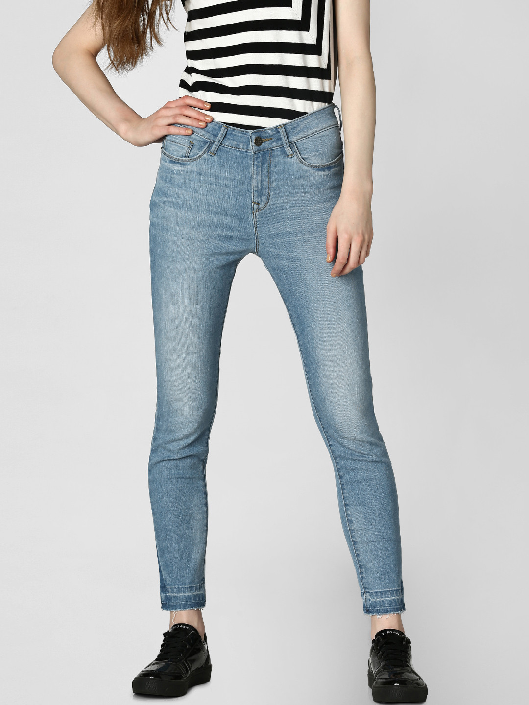 Vero Moda Women Blue Skinny Fit Mid-Rise Low Distress Stretchable Cropped Jeans