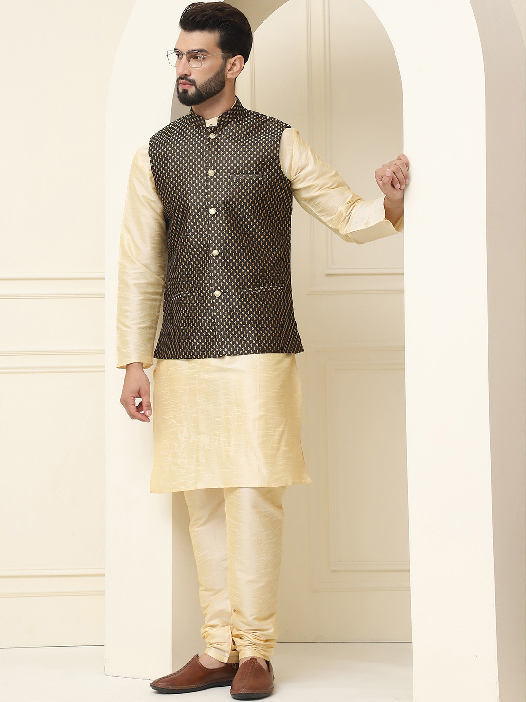 SOJANYA Men Cream-Coloured & Black Self Design Kurta with Churidar & Nehru Jacket