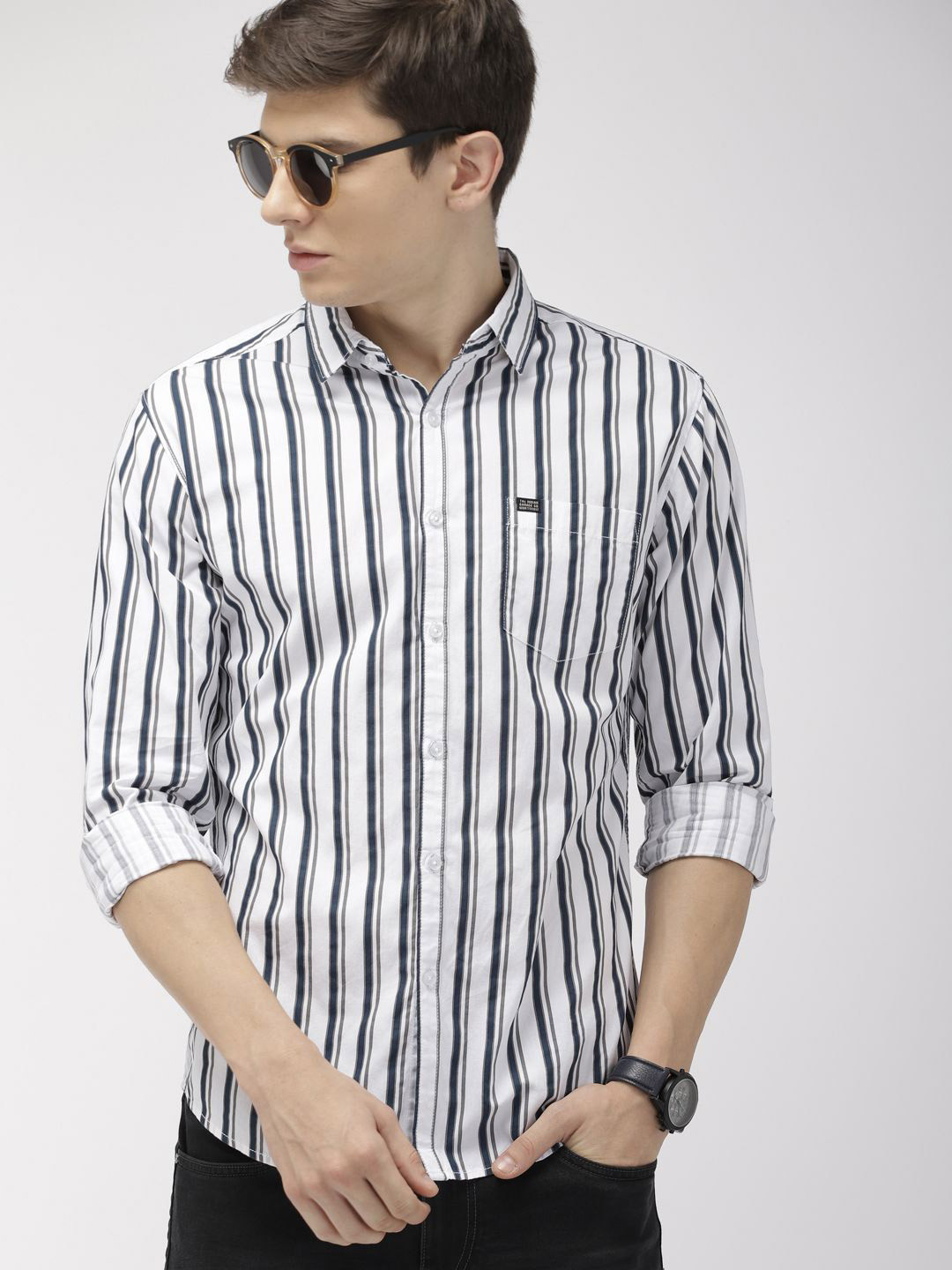 The Indian Garage Co Men White & Navy Blue Slim Fit Striped Casual Shirt